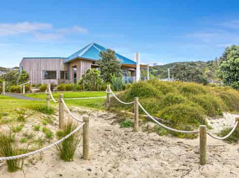 A rare find -  commercial on the waterfront