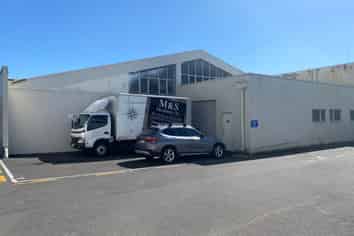 Huge Retail Showroom/Warehouse