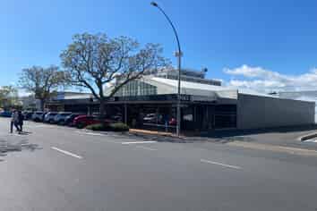 Expansive Owner Occupier Showroom/Warehouse