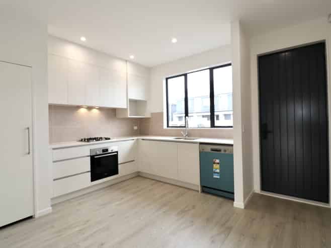 8 Serpent road , Flat Bush