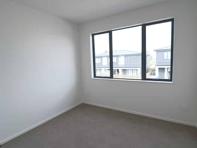 8 Serpent road , Flat Bush