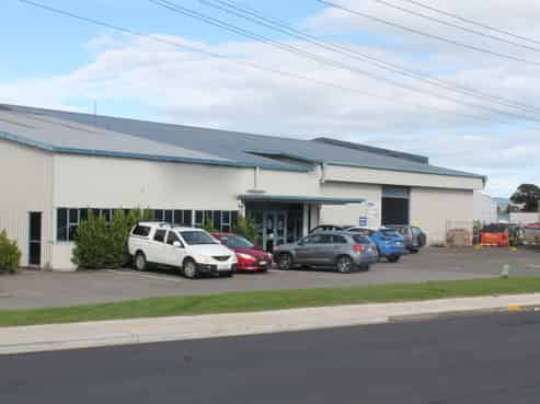 Modern high stud warehouse - High profile location