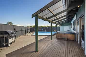 33 Duckworth Crescent, Greenmeadows