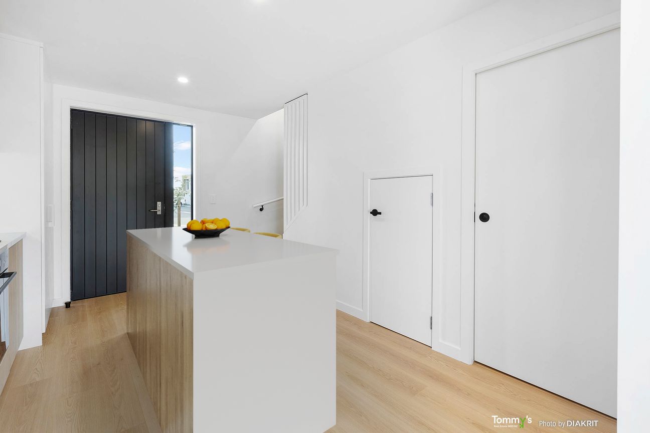 STYLISH NEAR-NEW TOWNHOUSE WITH SUPERB SUN - Näkymä 5