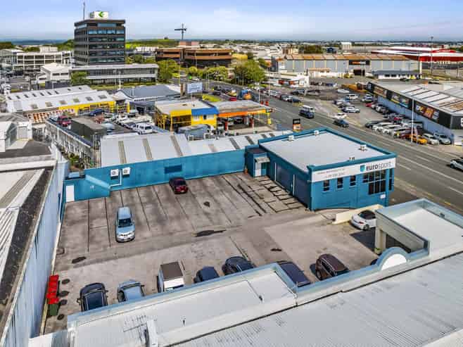 Occupy or add value – prime in Penrose