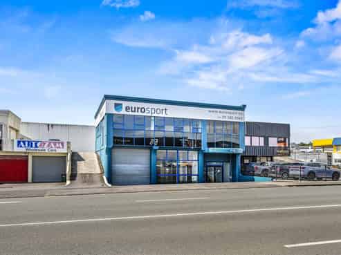 Occupy or add value – prime in Penrose