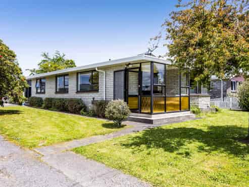 13 Flint Road West, Stratford