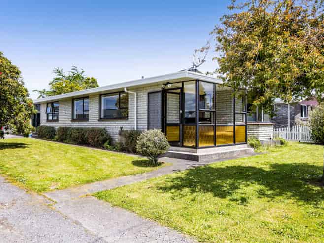 13 Flint Road West, Stratford