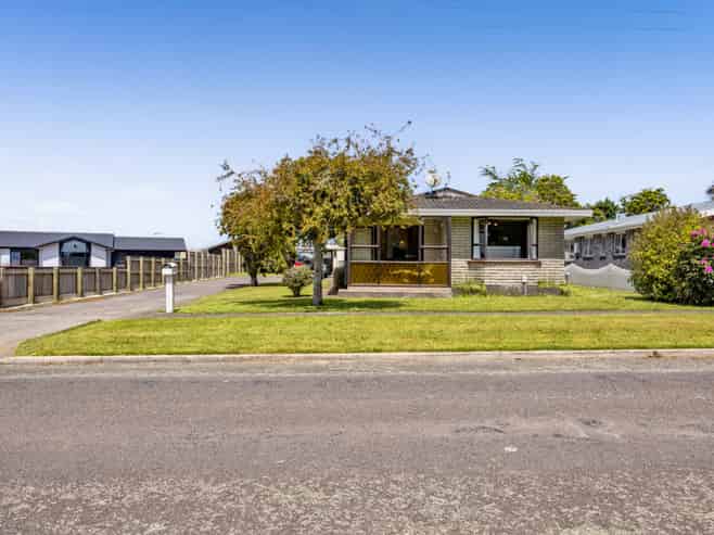 13 Flint Road West, Stratford