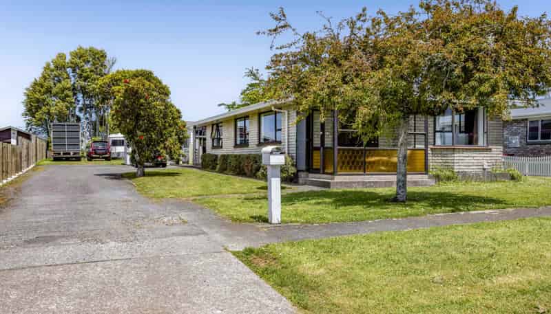 13 Flint Road West, Stratford