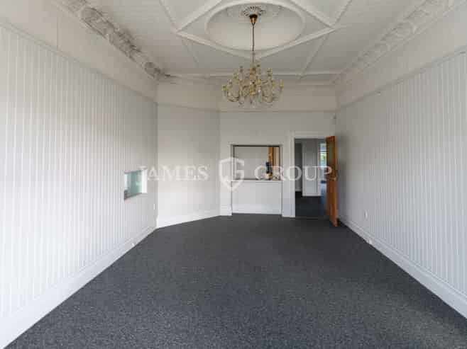 HIGH-PROFILE STANDALONE VILLA – DEVELOP OR OCCUPY