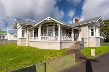 RARE HIGH-PROFILE MT EDEN VILLA WITH 10 PARKS