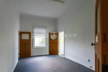 RARE HIGH-PROFILE MT EDEN VILLA WITH 10 PARKS