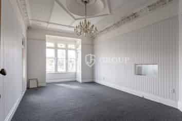 RARE HIGH-PROFILE MT EDEN VILLA WITH 10 PARKS