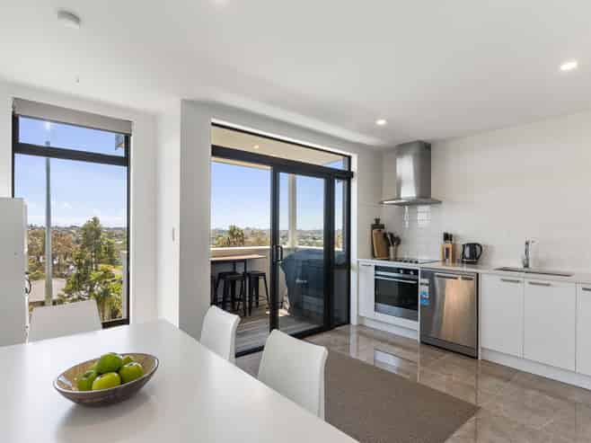 2/15 Chivalry Road, Glenfield