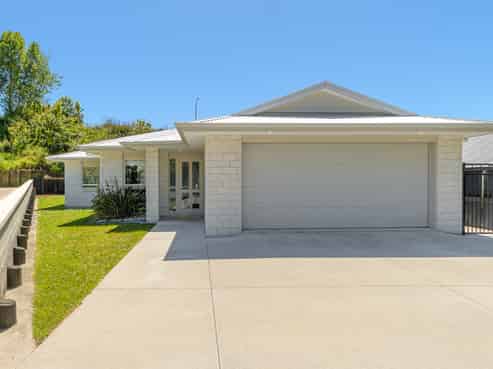 2 Peter Burke Way, Pyes Pa