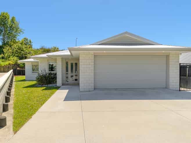 2 Peter Burke Way, Pyes Pa