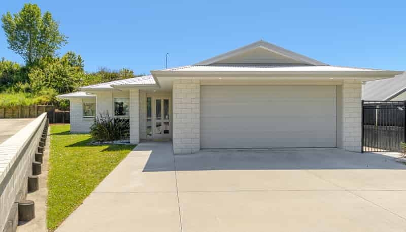 2 Peter Burke Way, Pyes Pa