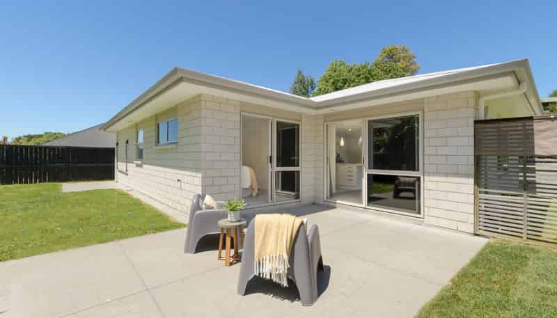 2 Peter Burke Way, Pyes Pa