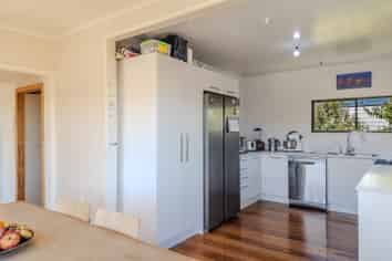 26 Alison Road, Surfdale