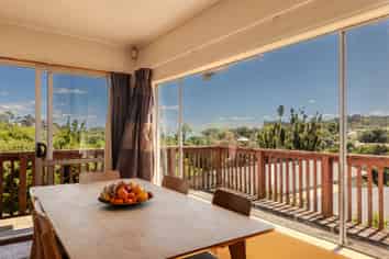 26 Alison Road, Surfdale