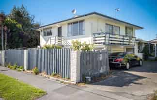 1/402 Hereford Street, Linwood