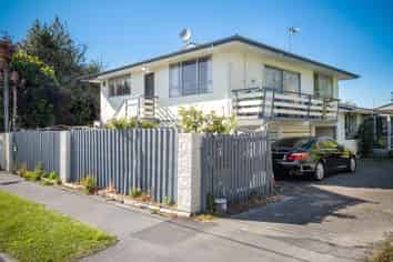 1/402 Hereford Street, Linwood