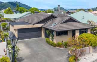 5 Di Pierri Way, THE WOOD