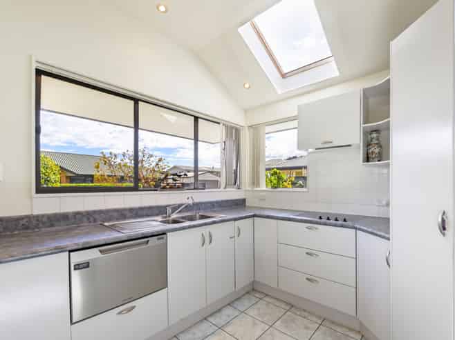 5 Di Pierri Way, THE WOOD