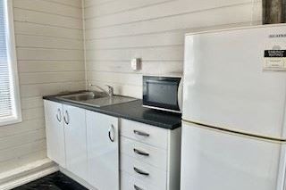 2 bedroom unit- Rent includes water - Więcej