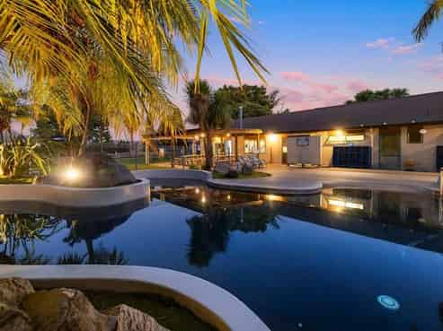 Smallgusta, Pools & Cafe