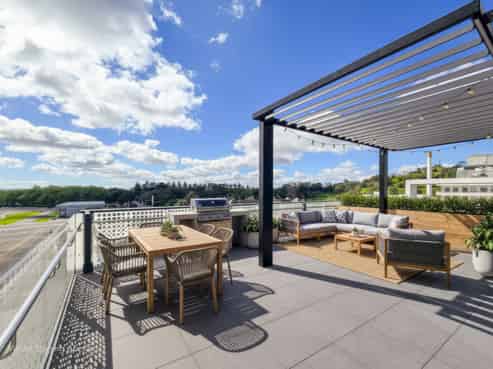 220/223A Green Lane West, Epsom