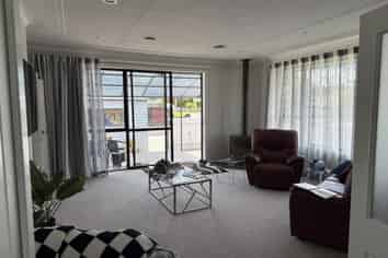 26 Brandon, Alexandra