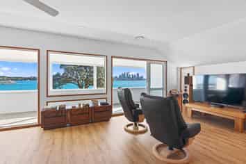 2/22 Queens Parade, Devonport