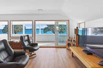 2/22 Queens Parade, Devonport