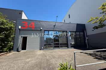 FUNCTIONAL CITY FRINGE SPACE + ROLLER DOOR ACCESS