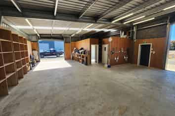 MODERN SHED WITH YARD
