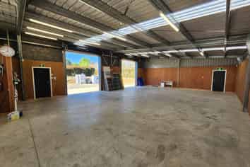 MODERN SHED WITH YARD
