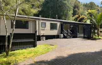 420 Scenic Drive, Waiatarua