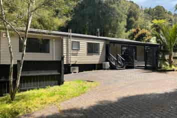 420 Scenic Drive, Waiatarua