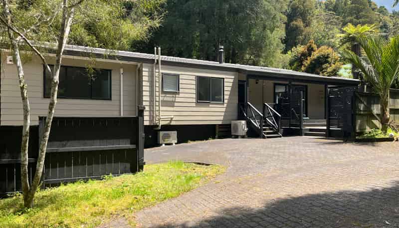 420 Scenic Drive, Waiatarua