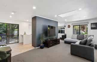 420 Scenic Drive, Waiatarua