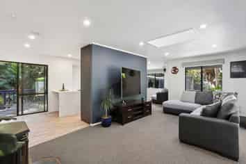 420 Scenic Drive, Waiatarua