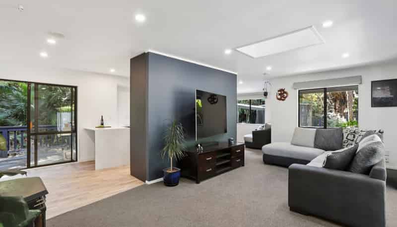 420 Scenic Drive, Waiatarua