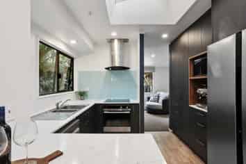 420 Scenic Drive, Waiatarua