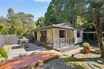 420 Scenic Drive, Waiatarua