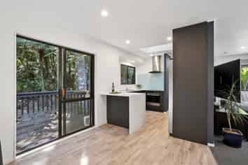 420 Scenic Drive, Waiatarua