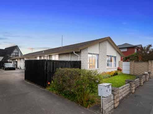 1/15 Peverel Street, Riccarton