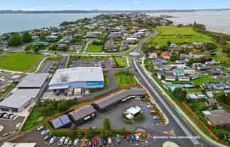 Multi-tenanted investment on large freehold site