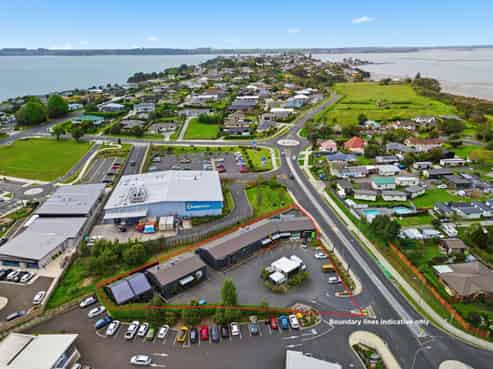 Multi-tenanted investment on large freehold site